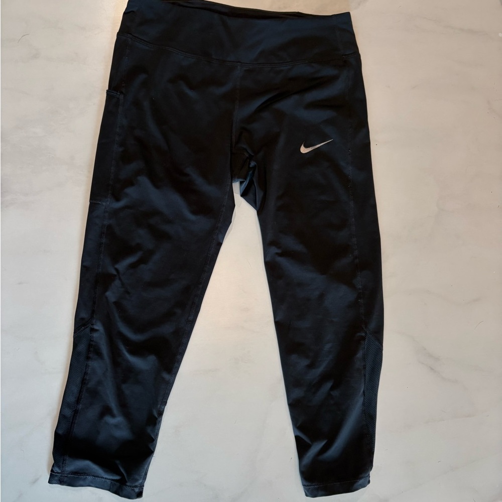 Nike Black Capri Performance Leggings with Back Pocket